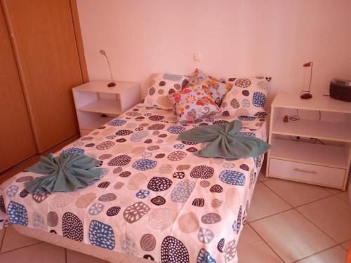 Un dormitorio con una cama con sábanas y almohadas azules y blancas en Good value low cost apartment second beach line en Santa María