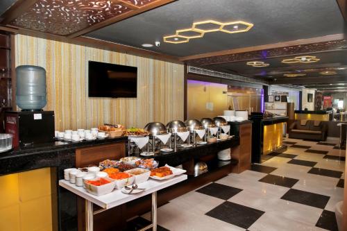 un buffet in una camera d'albergo con cibo in esposizione di Ganges Grand a Varanasi