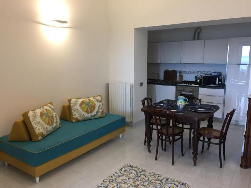 Una sala de estar con una mesa y un comedor. en Casa Antioco Original, en Positano