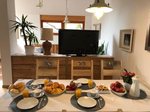 een tafel met brood en fruit erop bij Klinar - Cosy apartment with a terrace in Bled
