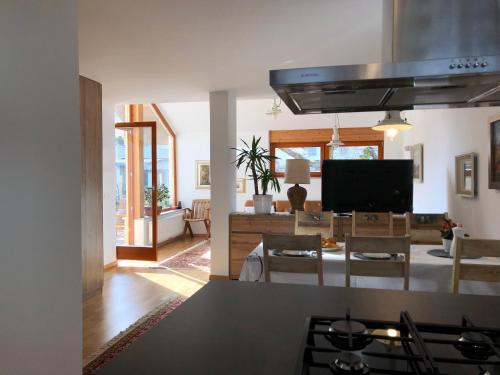 een keuken en een woonkamer met een kookplaat. bij Klinar - Cosy apartment with a terrace in Bled