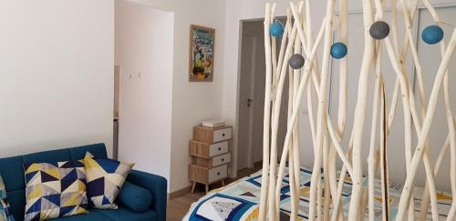 ロクブリュヌ・カップ・マルタンにあるAu Citron du Capのリビングルーム(青いソファ、ベッド付)