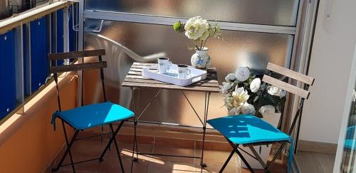 ロクブリュヌ・カップ・マルタンにあるAu Citron du Capの小さなテーブル(椅子2脚付)、バルコニー(シンク付)