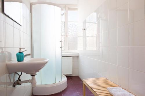 Kylpyhuone majoituspaikassa Folk Hostel