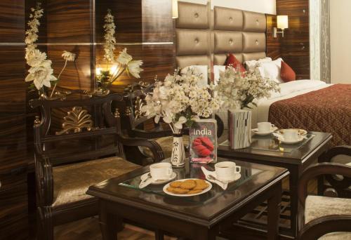 una habitación de hotel con una cama y una mesa con galletas. en HOTEL DELHI 55 @ NEW DELHI RAILWAY STATION, en Nueva Delhi