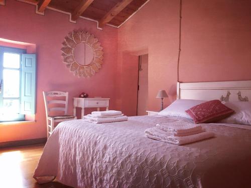 um quarto com uma cama com toalhas em B&B Su Strintu em Tuili