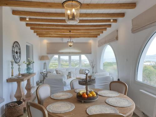 cocina y comedor con mesa y sillas en Artemis Sunny Villa, en Antíparos