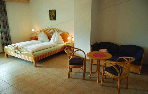 una camera con letto, tavolo e sedie di Ferienhaus Spieljochblick a Uderns