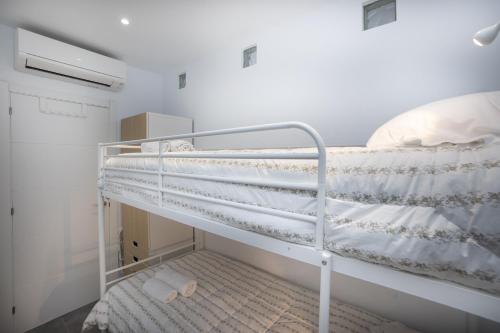 ネルハにあるPueblo Rocioの白い部屋の白い二段ベッド(タオル付)