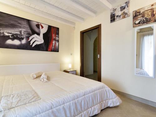 Un dormitorio con una gran cama blanca y una ventana en Stunning Holiday Home in Melissano with Swimming Pool, en Melissano