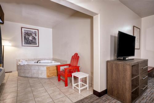 Televisyen dan/atau pusat hiburan di Yellowstone Park Hotel