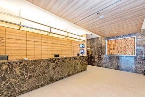 een lobby met een stenen muur bij Hotel 81 Dickson in Singapore