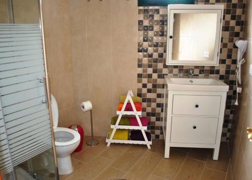bagno con servizi igienici, lavandino e specchio di Casa Bermudez a Breña Alta