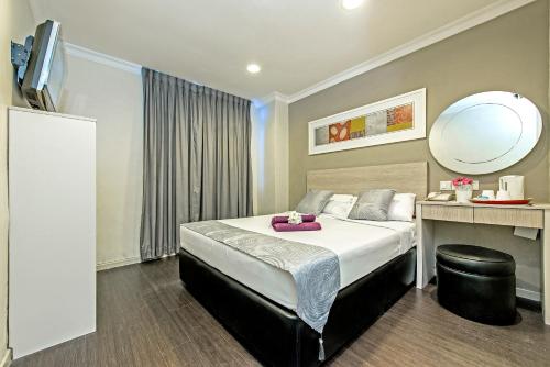 Un pat sau paturi într-o cameră la Hotel 81 Lucky