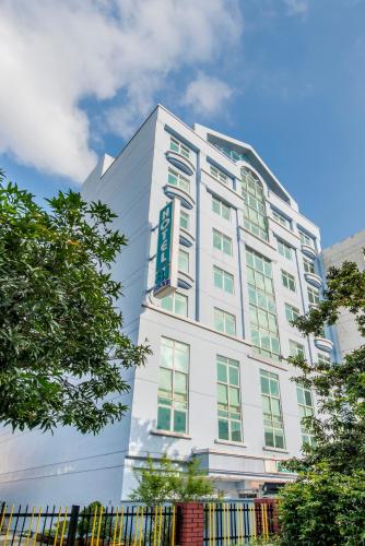 Hotel 81 Lucky في سنغافورة: مبنى ابيض عليه لافته