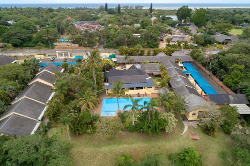 een luchtzicht op een resort met een zwembad bij Pelicans Pad @ St Lucia in St Lucia