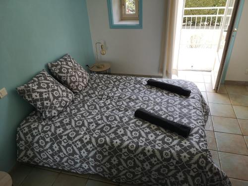 Un pat sau paturi într-o cameră la La Roseraie à 10min du Puy du fou
