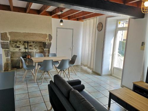 - un salon avec un canapé et une table dans l'établissement La Roseraie à 10min du Puy du fou, à Saint-Mars-la-Réorthe