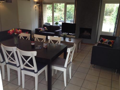 a living room with a table and chairs at Vakantiehuis Lochem in Lochem