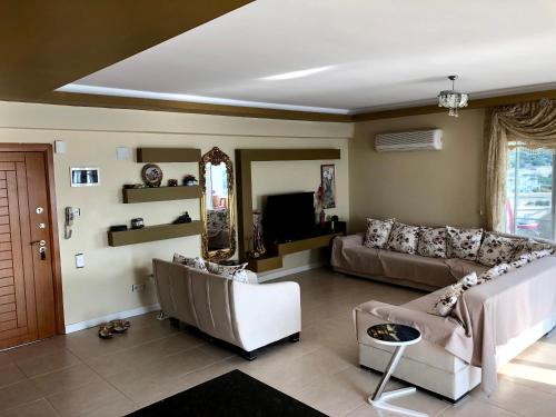 sala de estar con sofá y TV en DREAM HOUSE, en Silifke