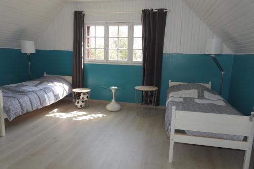 1 Schlafzimmer mit 2 Betten und einem Fenster in der Unterkunft La maison des pêcheurs in Saint-Pierre-du-Vauvray