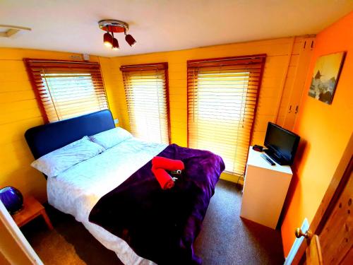 Un pat sau paturi într-o cameră la Palm Cottage