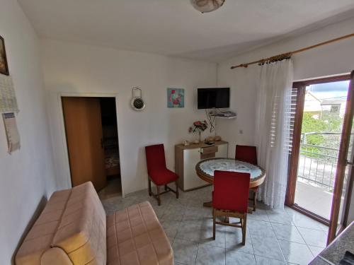 sala de estar con sofá y mesa en Apartments Sevo, en Trogir