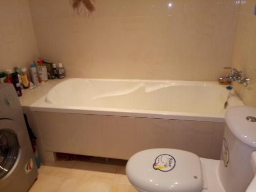 a bathroom with a tub and a toilet and a sink at Квартира в Тирасполе in Tiraspol