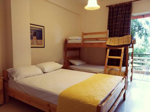 Tempat tidur susun dalam kamar di Villa Artemida