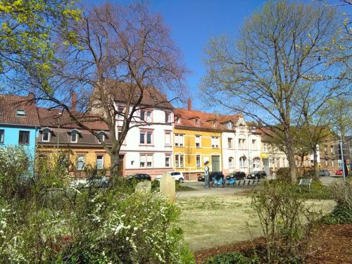 凱撒斯勞滕的住宿－Doppelbettzimmer mit Bad，公园里树木繁茂的一群建筑物