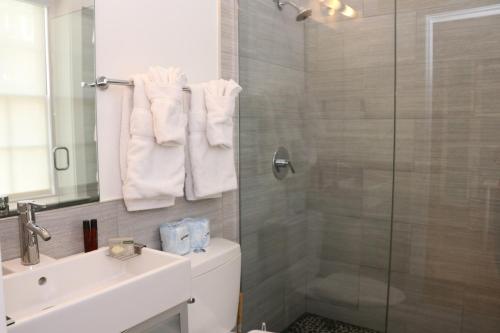 uma casa de banho com um chuveiro, um WC e um lavatório. em Downtown Beacon Hill, Convenient, Comfy Studio #10 em Boston