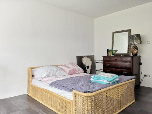 ein Schlafzimmer mit einem Korbbett und einer Kommode in der Unterkunft Private Room Zelinskij in München