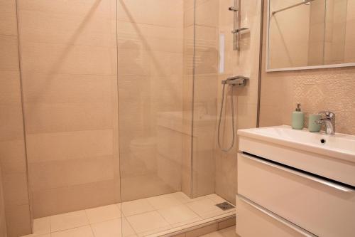 y baño con ducha y lavamanos. en Apartment Summer Lamera, en Mamaia