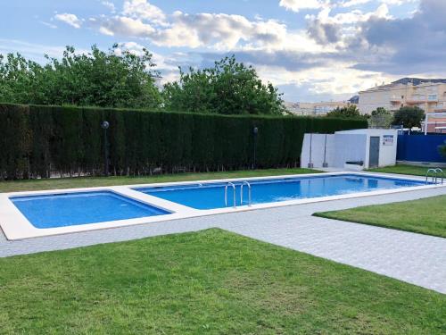 Bazén v ubytování Luminoso apartamento con piscina en Playa Morro de Gos nebo v jeho okolí