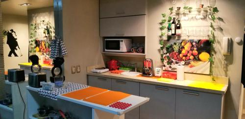 eine Küche mit einer Theke, auf der Obst liegt in der Unterkunft Studio Harrods in Buenos Aires