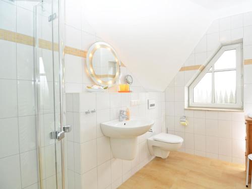 a bathroom with a toilet and a sink and a shower at Lottis Utkiek in Middelhagen