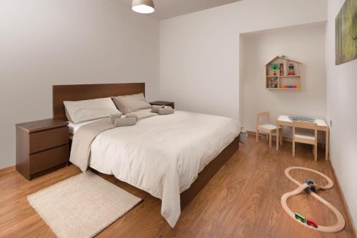 a bedroom with a large bed and a desk at Vecchio mercato Pula Apartman in Pula