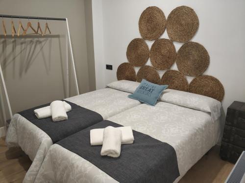 une chambre avec deux lits avec des serviettes dessus dans l'établissement VIVIENDA ÚBEDA REAL, à Úbeda