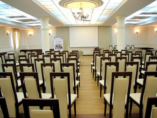 a room with rows of chairs and a whiteboard at Aviator Hotel Restauracja & SPA in Pabianice