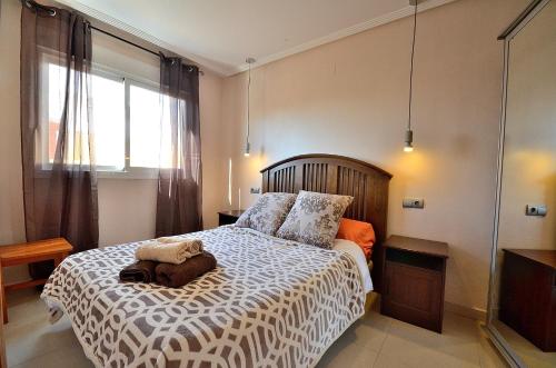 - une chambre avec un lit et une couette blanche dans l'établissement Sweet Home PENTHOUSE SuiteTORREVIEJA center, à Torrevieja