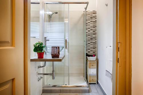 La salle de bains est pourvue d'une douche avec une porte en verre. dans l'établissement TriesteHost - Via Torino, à Trieste
