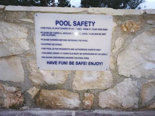 a sign on the side of a stone wall at La Villa "Casa di Lydia" in Gavalochori