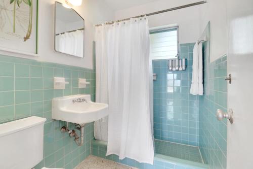 La salle de bains est pourvue d'un lavabo et d'une douche. dans l'établissement The Gondolier Inn, à Naples