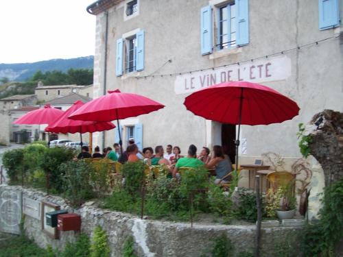 Photo de la galerie de l'établissement Le Vin de l'Eté, à Ponet-et-Saint-Auban