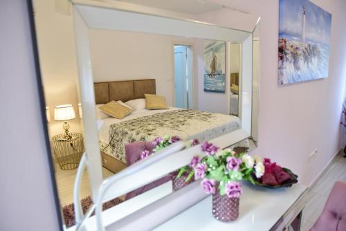 ein Schlafzimmer mit einem Bett und einem großen Spiegel in der Unterkunft Sea Horse in Zadar