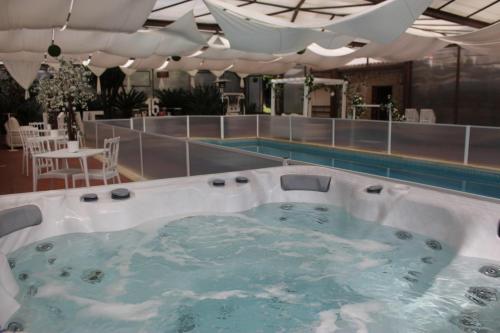 a jacuzzi tub in the middle of a pool at Turismo Homes Solar Do Areal in Braga