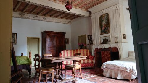 a room with a desk and a bed and a table at Chateau Paysan ecolobio de Durianne in Le Monteil