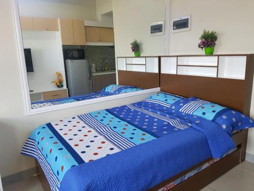 een slaapkamer met een bed met een spiegel erboven bij KC Studio 6 at Horizon 101 Cebu in Cebu City