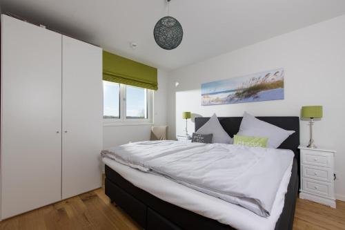 Un dormitorio con una cama grande y una ventana en Hafenkoje en Olpenitz