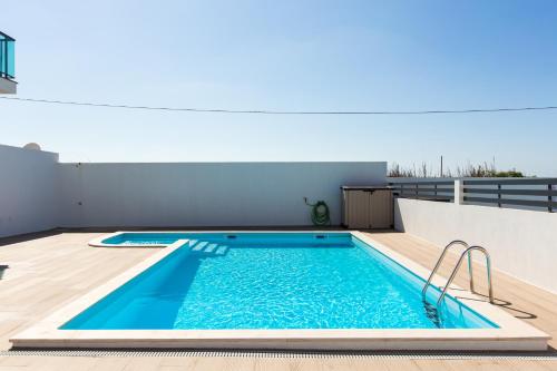 basen na dachu domu w obiekcie Vitamin Sea, The Beach Apartment w mieście Baleal